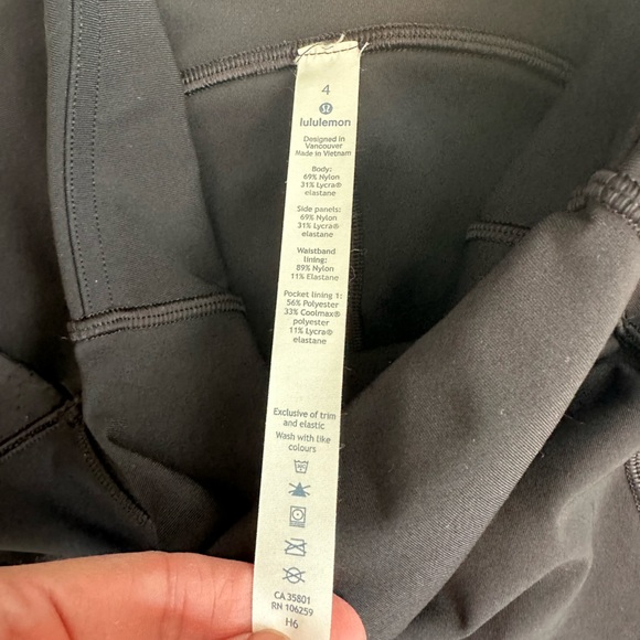 Lululemon black capri leggings with pockets size 4 - Picture 3 of 7
